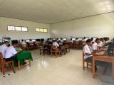 Siswa sementara berlatih di ruang komputer
